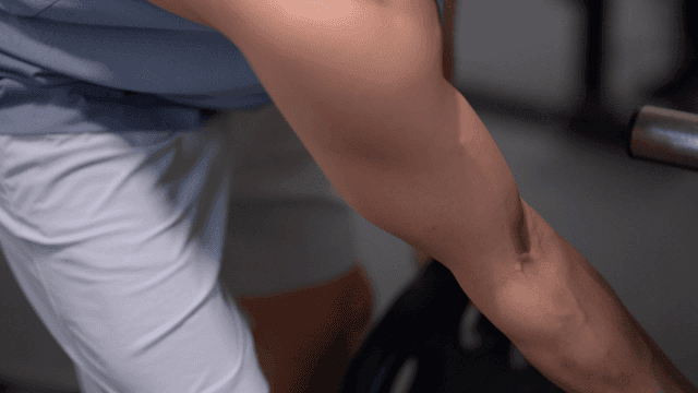 헬스장에서 원판 무게를 조정하는 젊은 남자