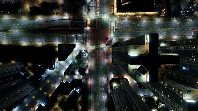 도시의 건물과 교통의 불빛으로 빛나는 야경