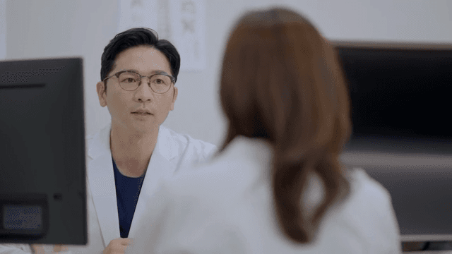진료실에서 환자와 상담하는 의사