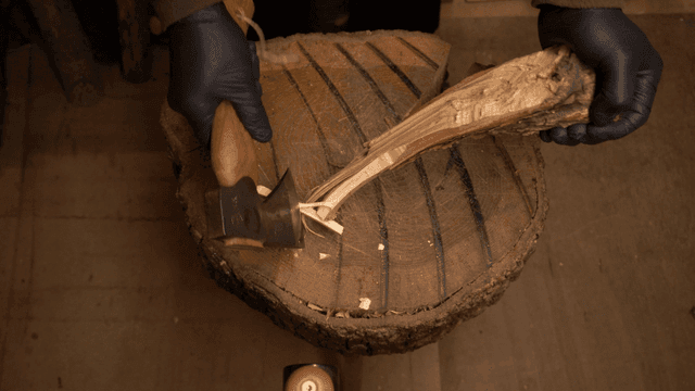 나무 토막을 도끼로 정돈하는 목공예가