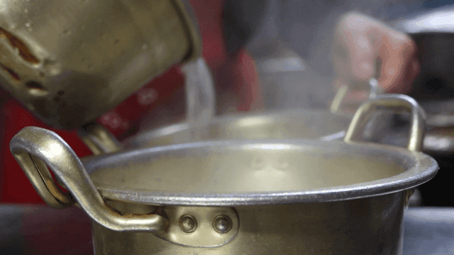 육수가 부어지는 양은 냄비들