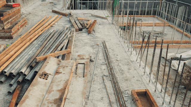 철제 건설 재료들이 있는 작업현장