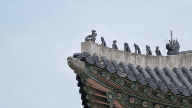 장식 조각이 있는 전통 한국 지붕