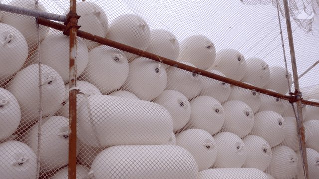 그물 뒤에 쌓인 큰 흰색 부표