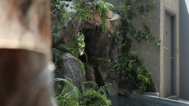 정원에 있는 작은 인공 폭포