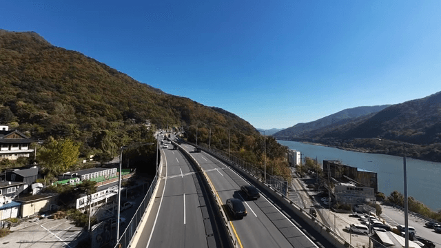 강 옆 고속도로와 산