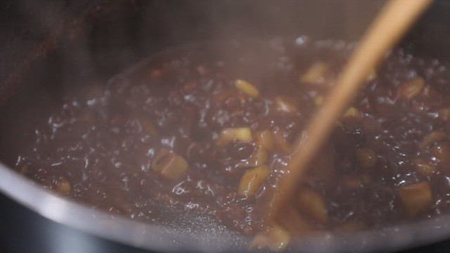 Thick sauce made with chestnuts and red beans