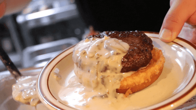 버거 위에 소스를 뿌리는 장면