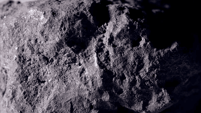 조명에 비추는 어두운 바위의 표면