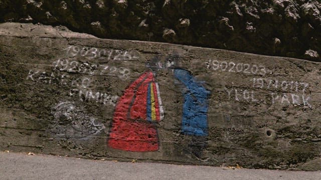 길거리의 시멘트 벽에 그려진 한국의 전통 혼례 벽화