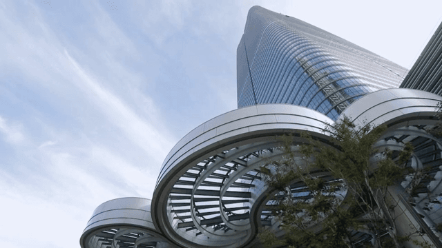 독특한 디자인의 현대적 고층 건물