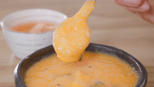 그릇에 담긴 한국식 호박죽