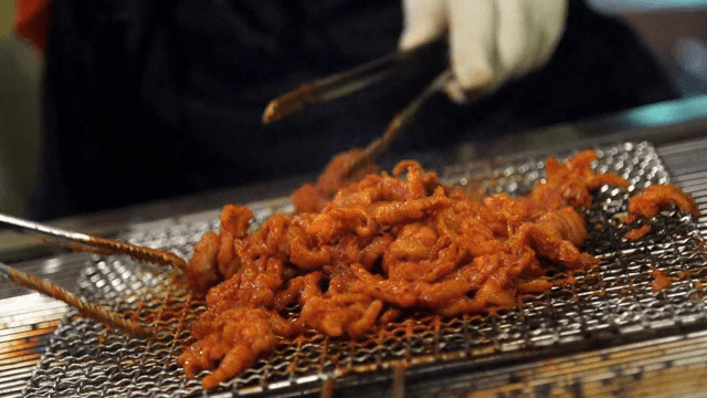 그릴에서 구워지는 불닭발