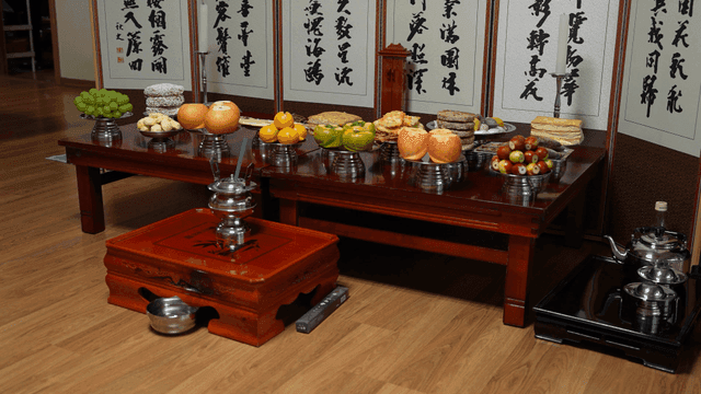 다양한 음식이 있는 전통 한국 명절 차례 상차림