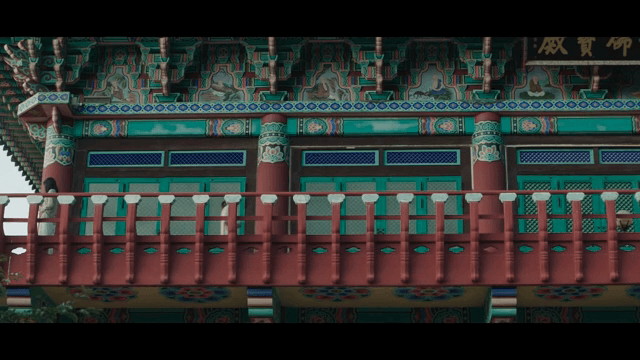 전통 사찰에서 걸어가는 여성