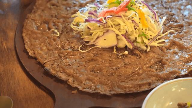 다채로운 샐러드가 올려진 한국식 전