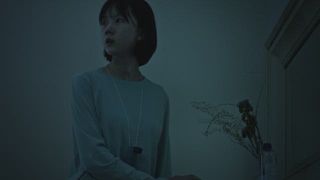 문이 잠긴 어두운 방에 갇힌 여자