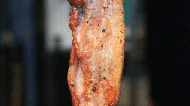 갈고리에 걸려있는 훈연된 삼겹살