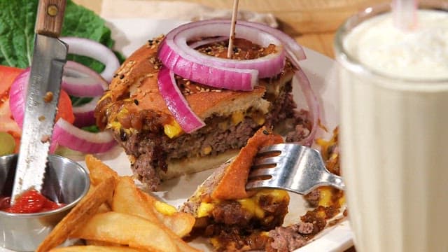 케첩과 함께 즐기는 육즙 가득한 햄버거 한 입