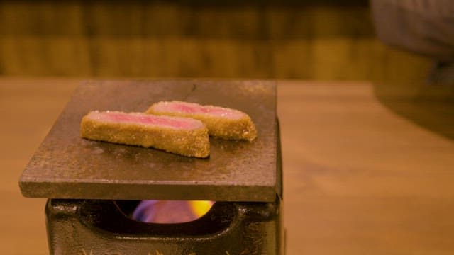 전용 화로에서 익고 있는 규카츠