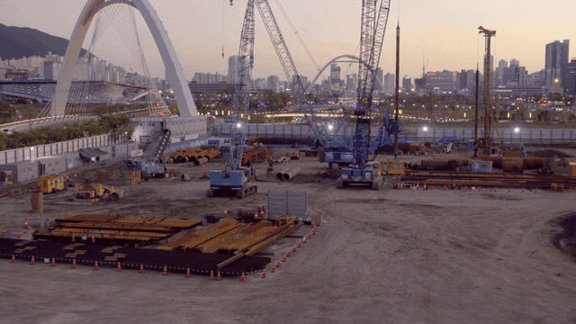 저녁 크레인이 있는 건설 현장