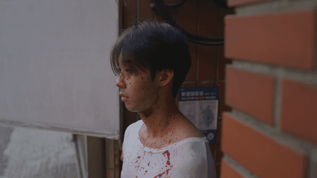 얼굴과 목에 피가 묻은 남자