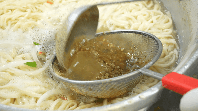 냄비에 들깨가루를 푸는 모습