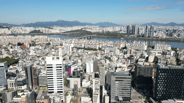 맑은 하늘 아래 펼쳐진 서울 도심 전경