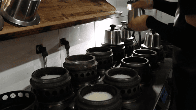 스토브에 차례대로 올라가는 돌솥밥들