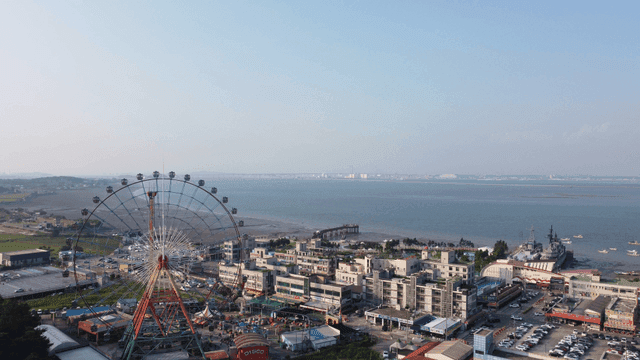 관람차와 바다가 있는 해안 도시