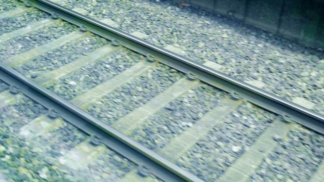 달리는 열차에서 바라본 기차 선로