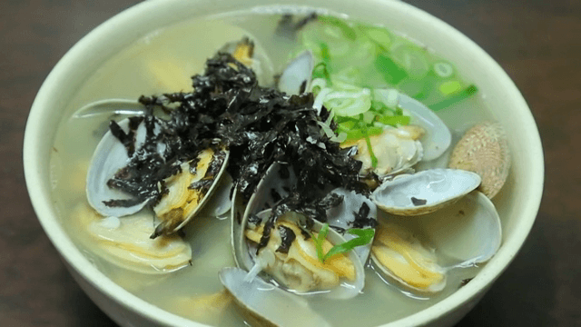 Noodle soup with clams
