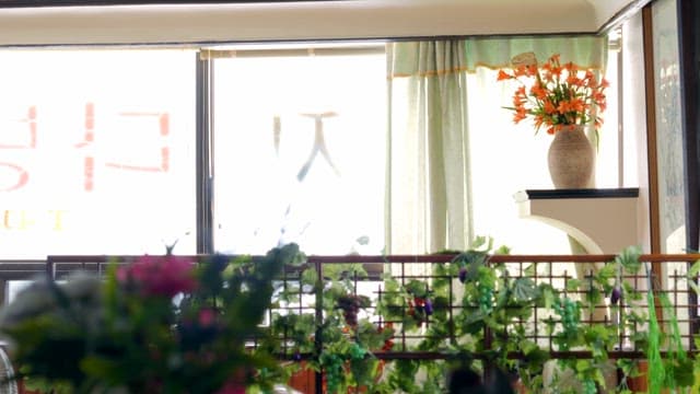 장식 꽃이 있는 실내 공간