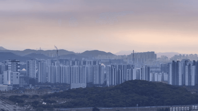 산을 배경으로 한 도시 스카이라인