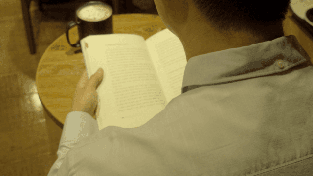 커피와 함께 책을 읽는 사람