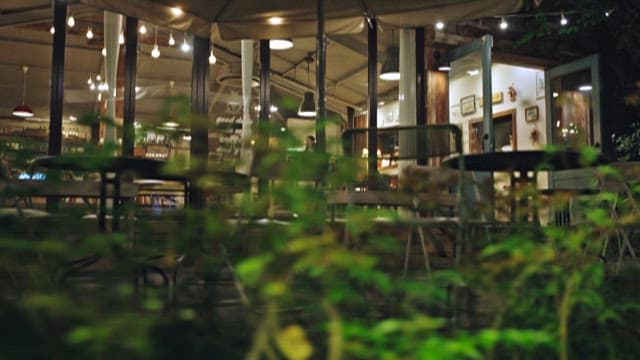 저녁의 아늑한 도시 카페