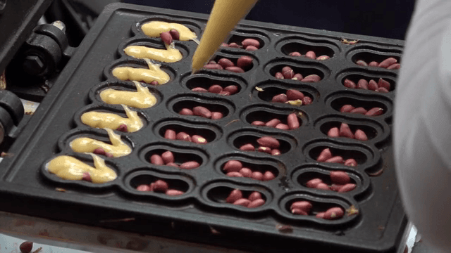 땅콩이 있는 틀에 붓는 반죽