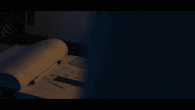 램프와 공부 자료가 있는 아늑한 책상