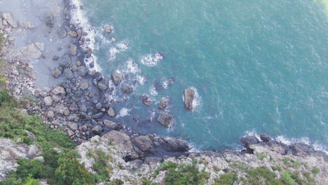 파도가 부딪히는 바위 해안선