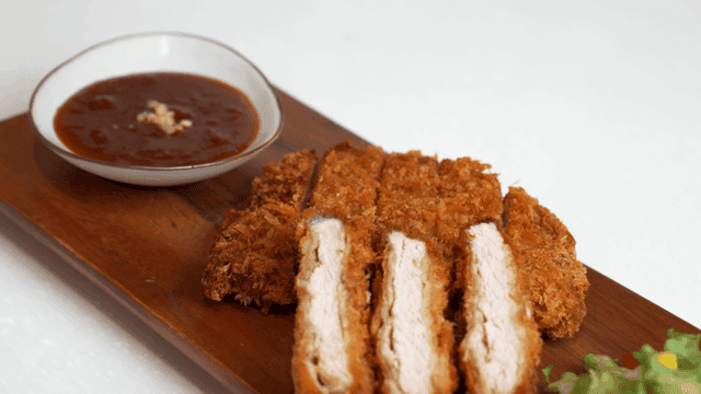 소스와 샐러드를 곁들인 바삭한 돈가스