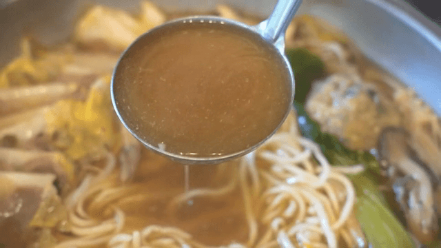 면과 채소가 들어간 한국식 전골 국물