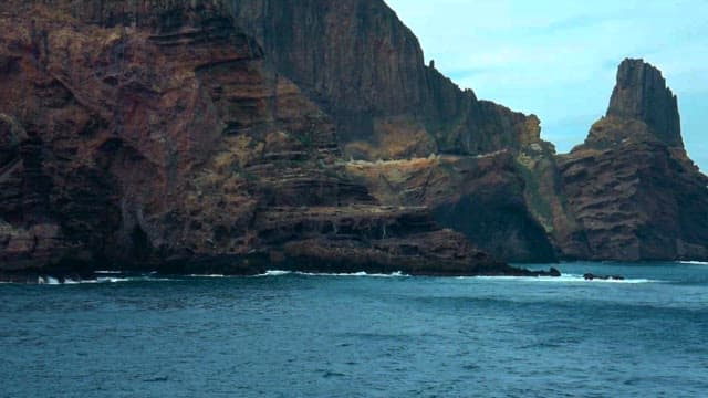 바다를 내려다보는 웅장한 해안 절벽