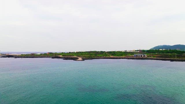 먼 해안선이 보이는 아름다운 해안 풍경