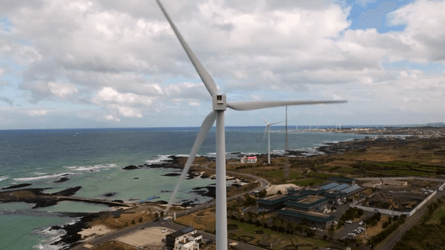 해안 근처에서 회전하는 풍력 터빈