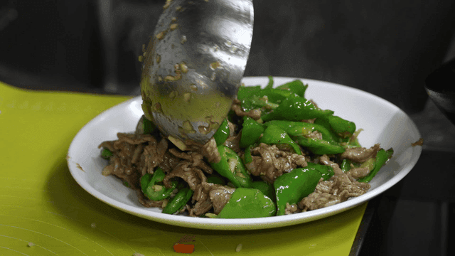 Stir-fried beef with green peppers