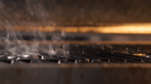 뜨거운 그릴에서 올라오는 김