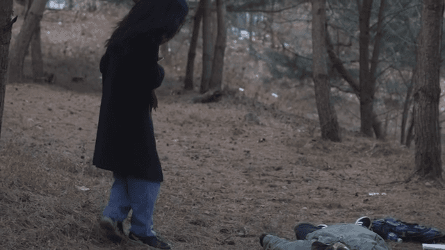 숲 속에서 쓰러져 있는 남성을 발견한 여성