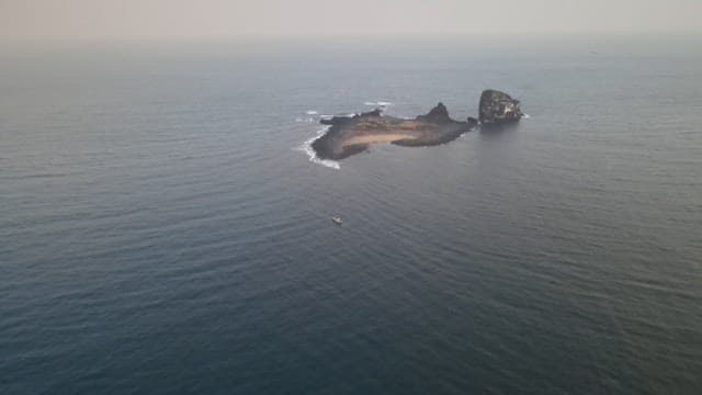 광활한 바다 속 고립된 섬