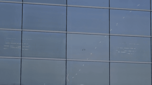 현대적인 유리 건물의 반사