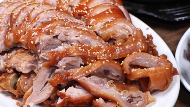 식당 테이블에 서빙된 족발과 순대, 순두부찌개